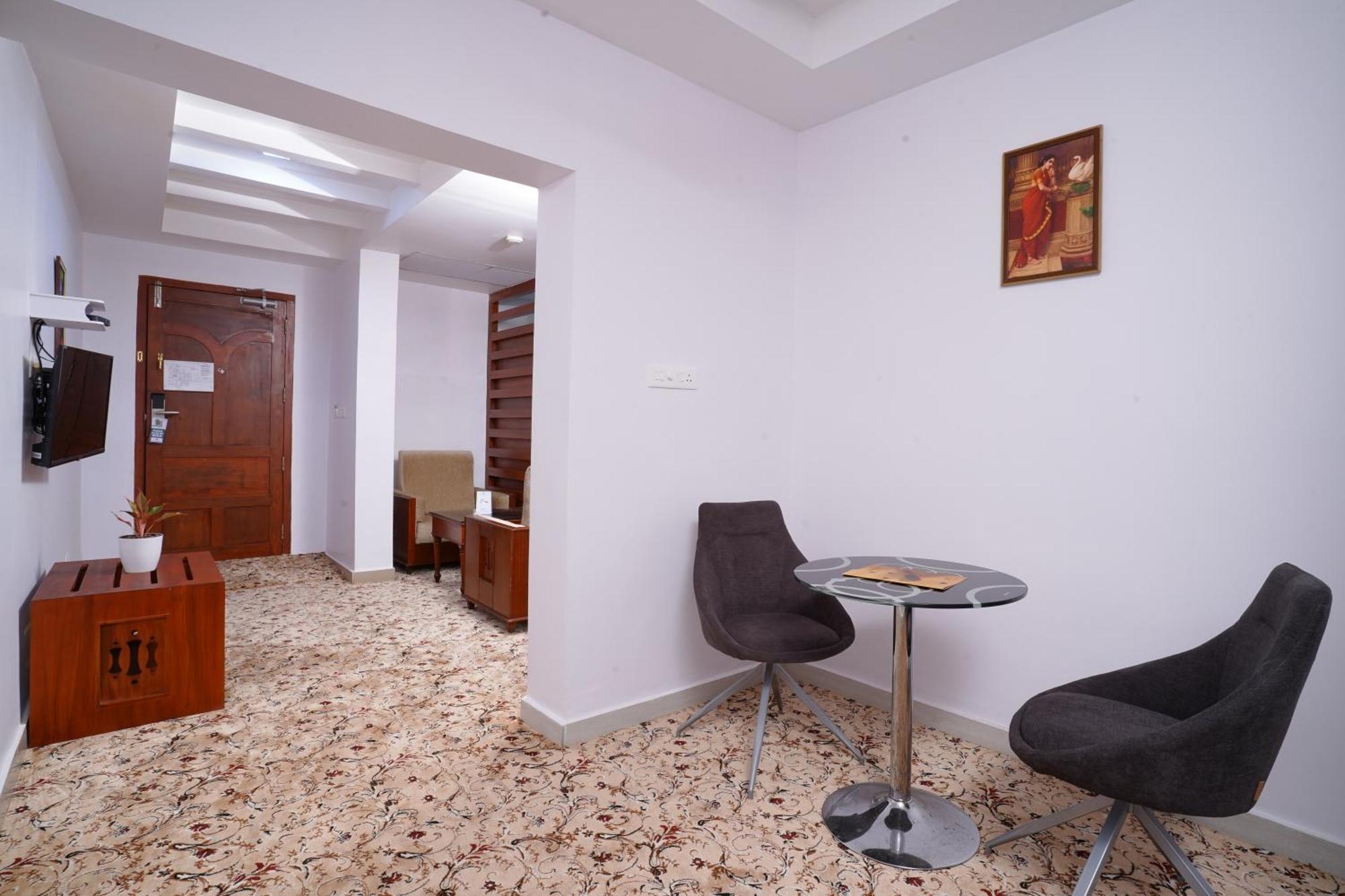 Отель Empire Residency Терувалла Экстерьер фото